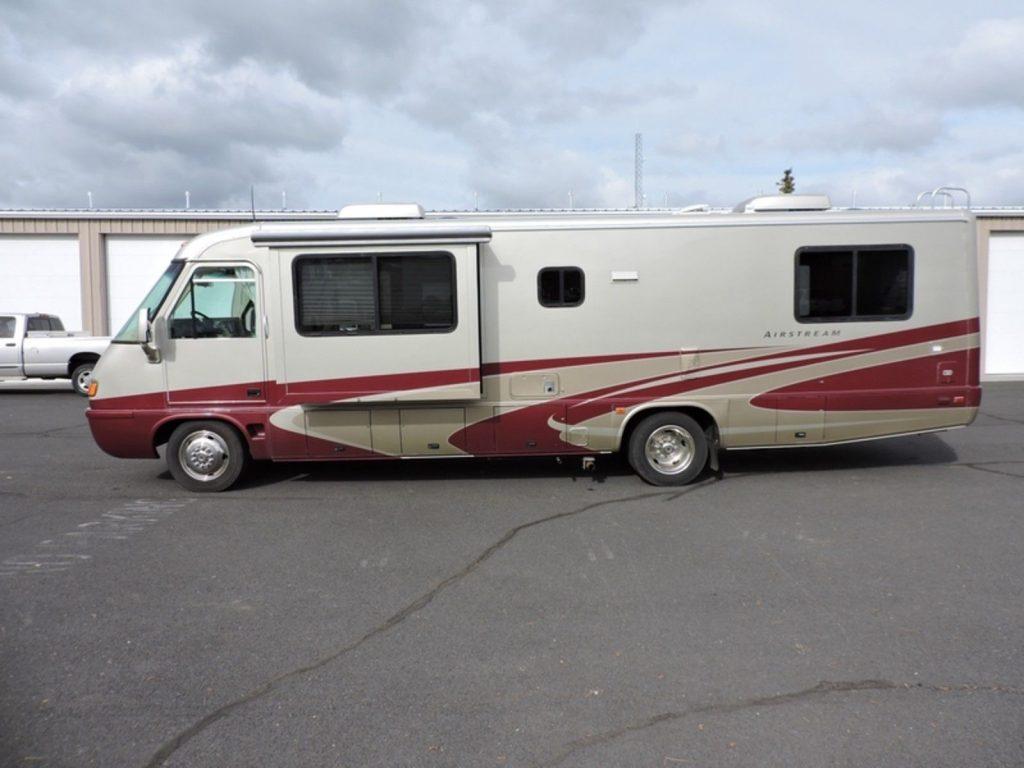 Low mileage 2004 Airstream Land Yacht camper