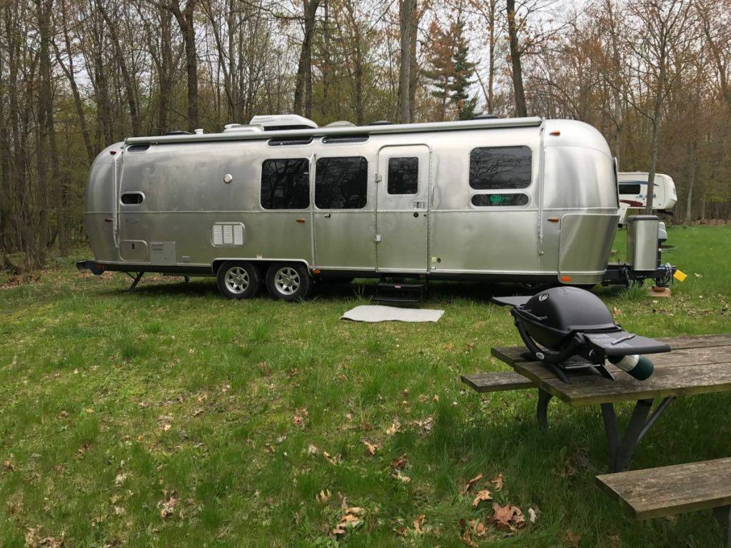 almost new 2016 Airstream Flying Cloud 30 FB camper