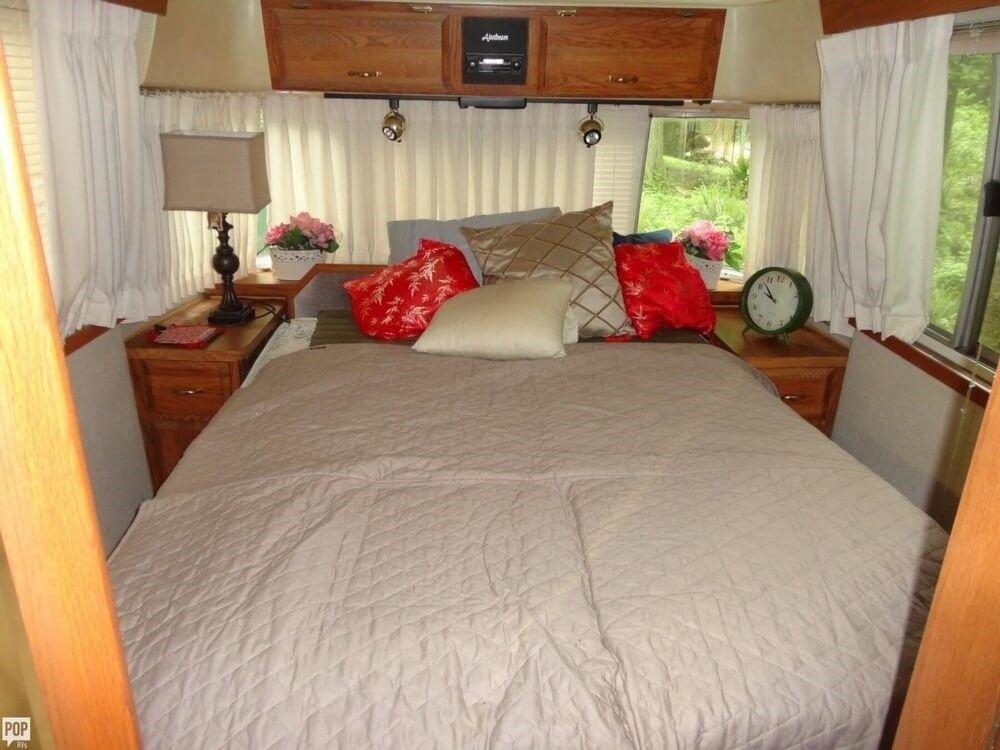 nicely optioned 1992 Airstream Classic Limited camper