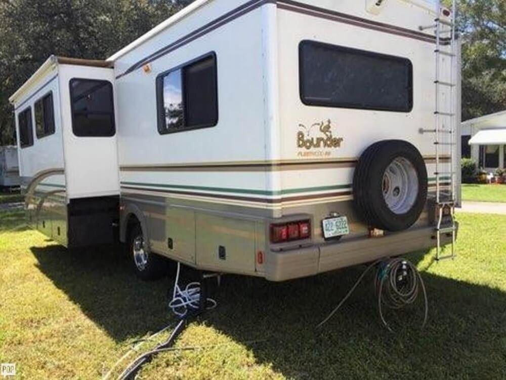 loaded 2000 Fleetwood Bounder camper