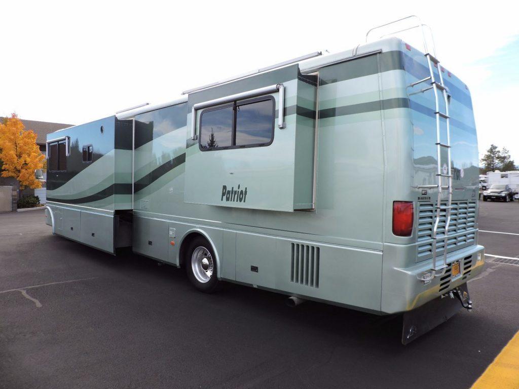 very well maintained 2000 Beaver Patriot 40 2 Slides camper
