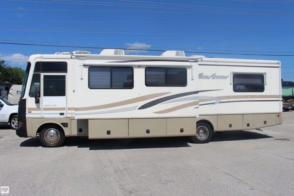 well maintained 2000 Fleetwood Pace Arrow camper