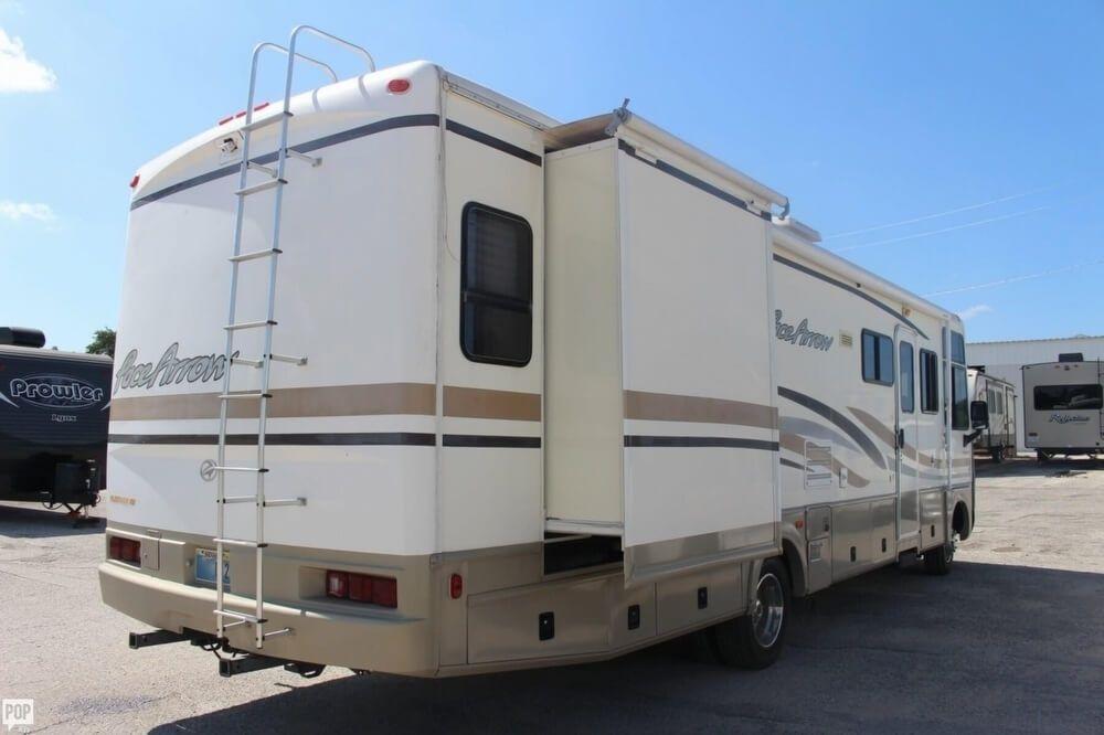 well maintained 2000 Fleetwood Pace Arrow camper