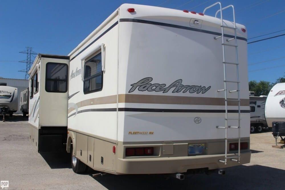 well maintained 2000 Fleetwood Pace Arrow camper