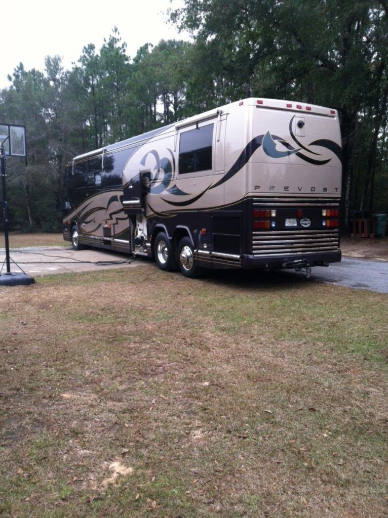 well maintained 2001 Prevost h 3 45 Featherlite Vantare vip camper