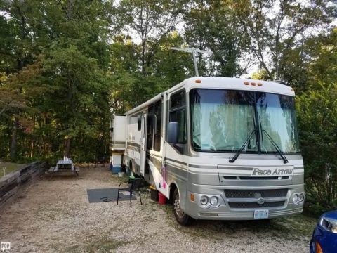well equipped 2002 Fleetwood Pace Arrow camper rv for sale