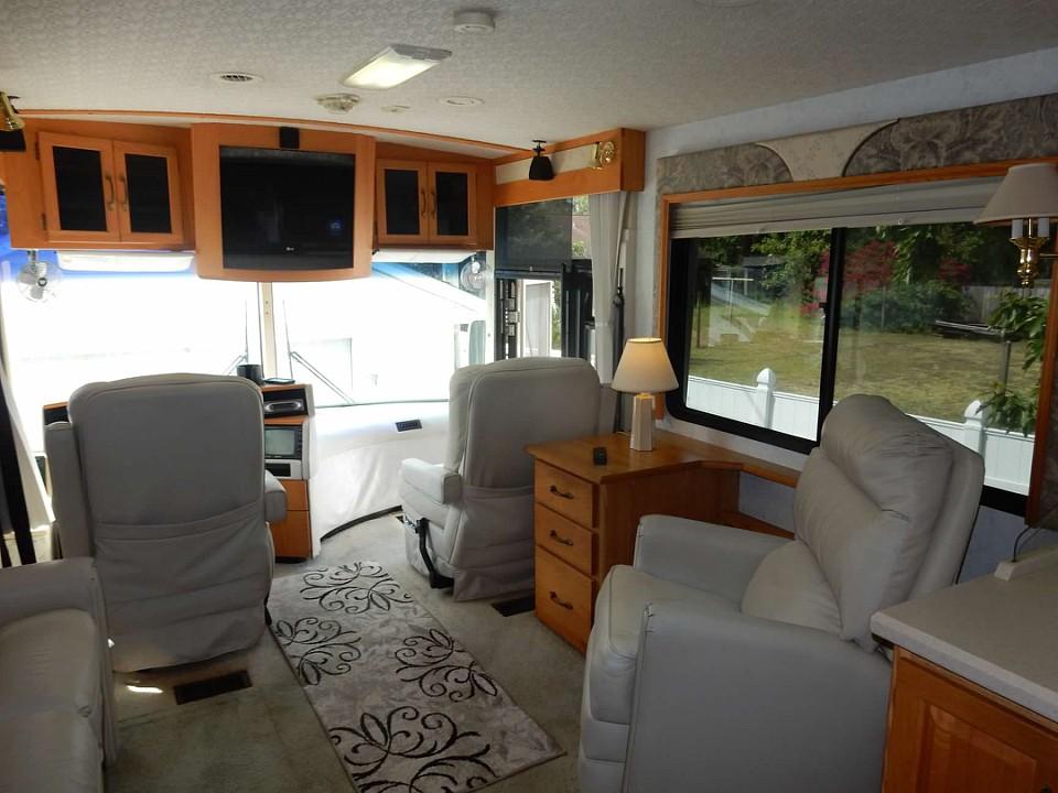 well maintained 2002 Winnebago Ultimate Advantage camper