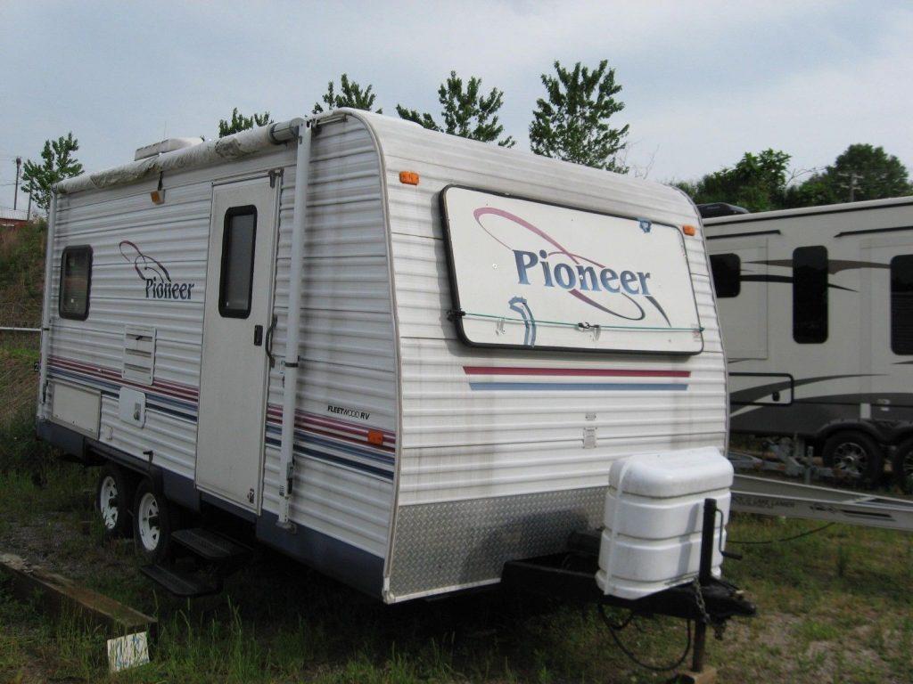 clean 2004 Fleetwood Pioneer M 17T4 camper
