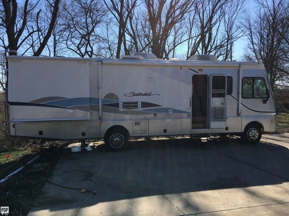 very low mileage 2004 Fleetwood Southwind camper