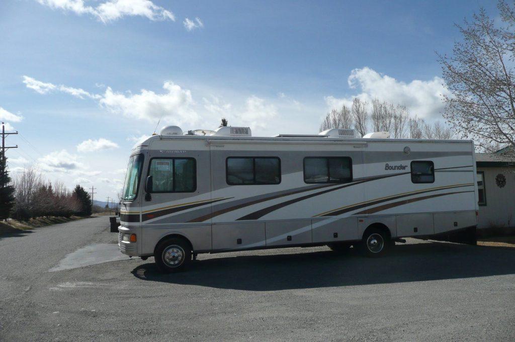 excellent condition 2005 Bounder M 32W camper