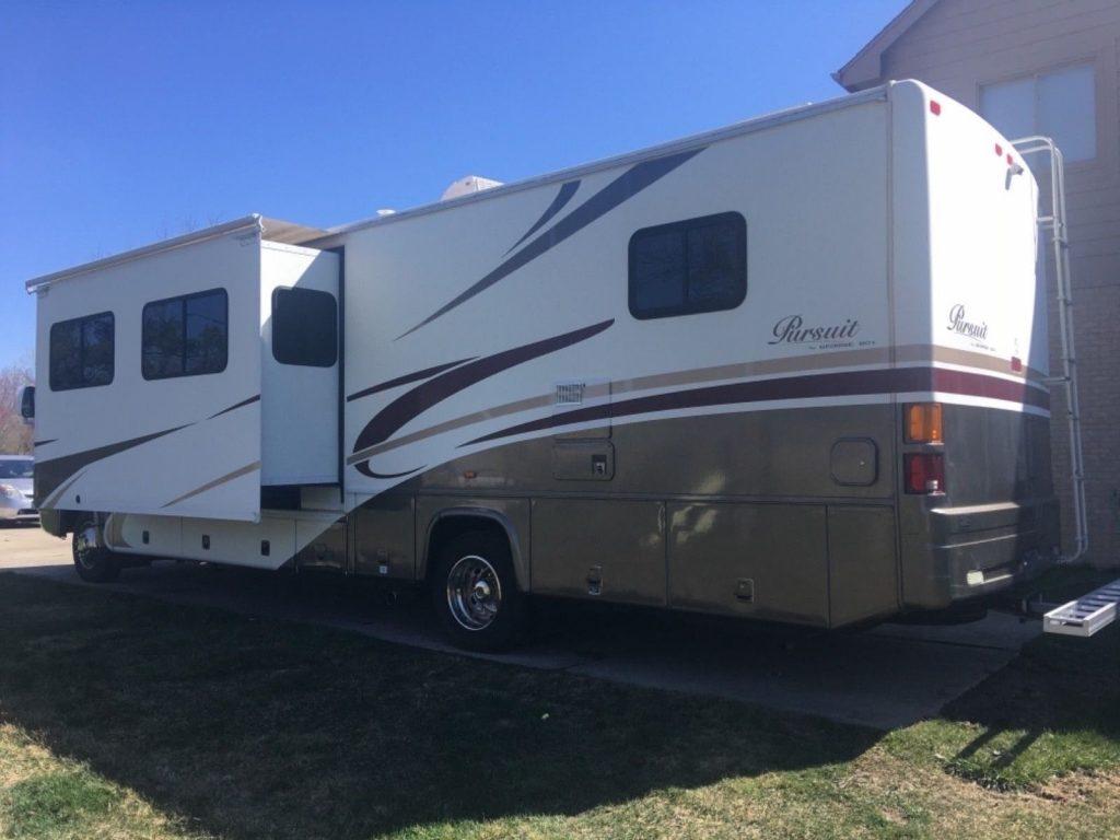 well maintained 2005 Pursuit 3500ds Georgie Boy camper