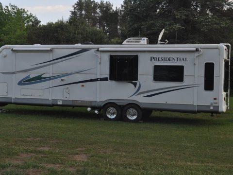 roomy 2006 Holiday Rambler camper trailer for sale