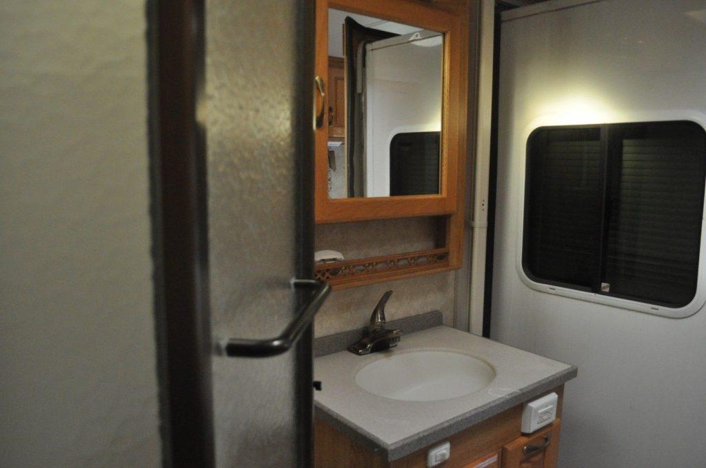 roomy 2006 Holiday Rambler camper trailer