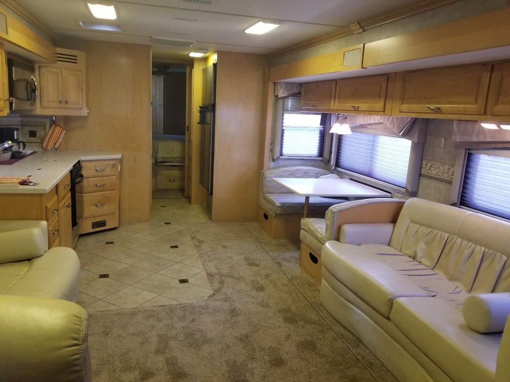 well equipped 2006 Fleetwood Revolution LE 40E camper rv