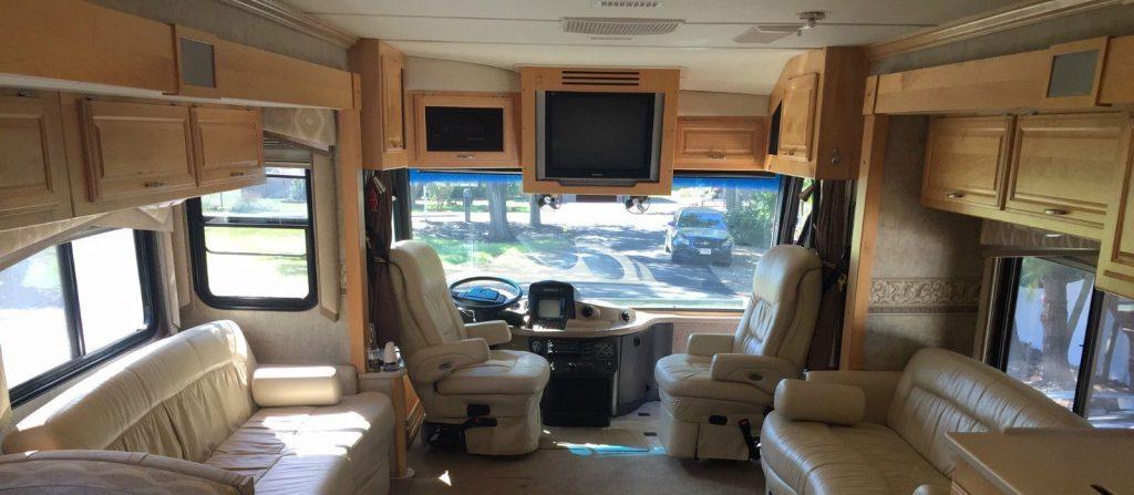 well equipped 2006 Fleetwood Revolution LE 40E camper rv
