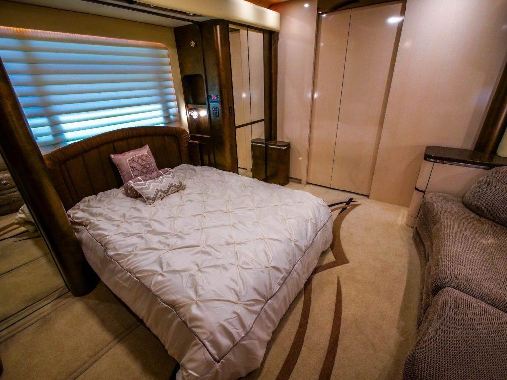 well equipped 2006 Newell camper rv