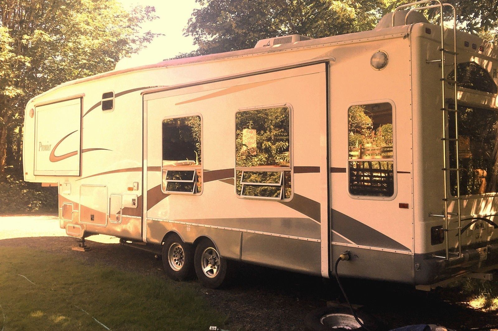 well equipped 2006 Nu Wa Hitchhiker Premier 33 CKTG camper for sale