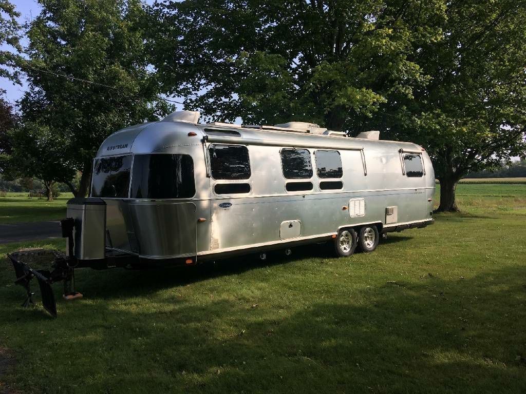 Ready to go 2009 Airstream Classic Limited 30 camper