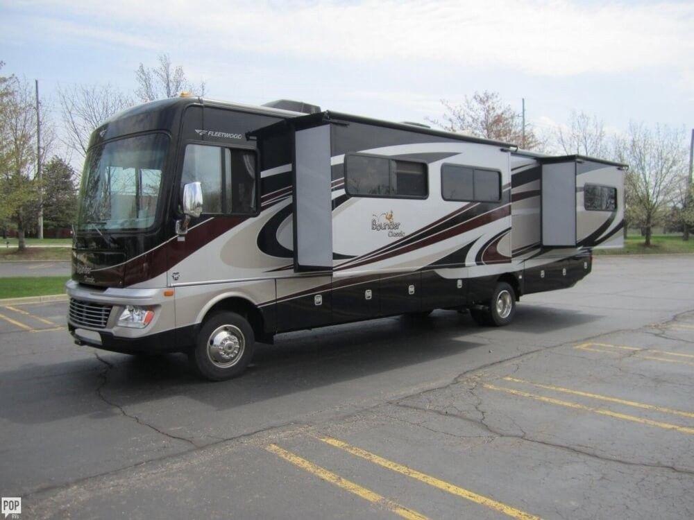 well optioned 2014 Fleetwood Bounder Classic camper