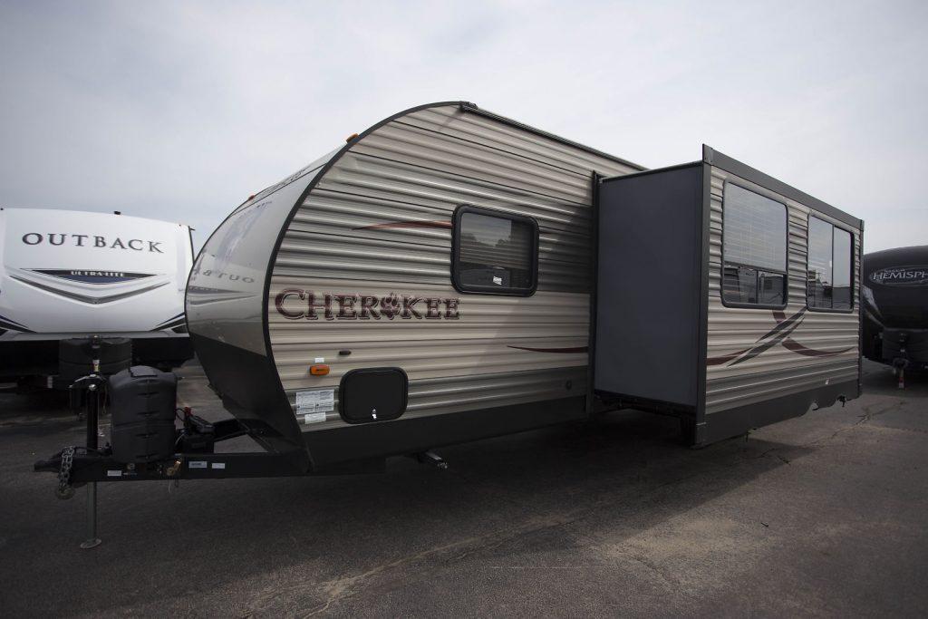 very nice 2015 Forest River Cherokee 274dbh Camper