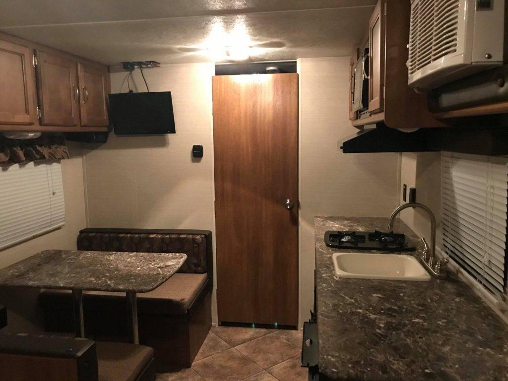 well equipped 2015 Keystone Summerland 19ft Camper