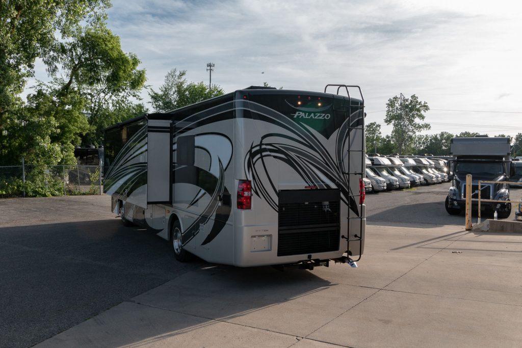 house on wheels 2016 Thor Motor Coach Palazzo Camper