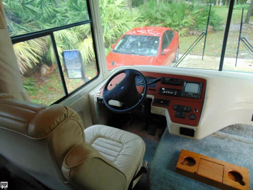 well equipped 1995 Gulf Stream Sun Voyager camper