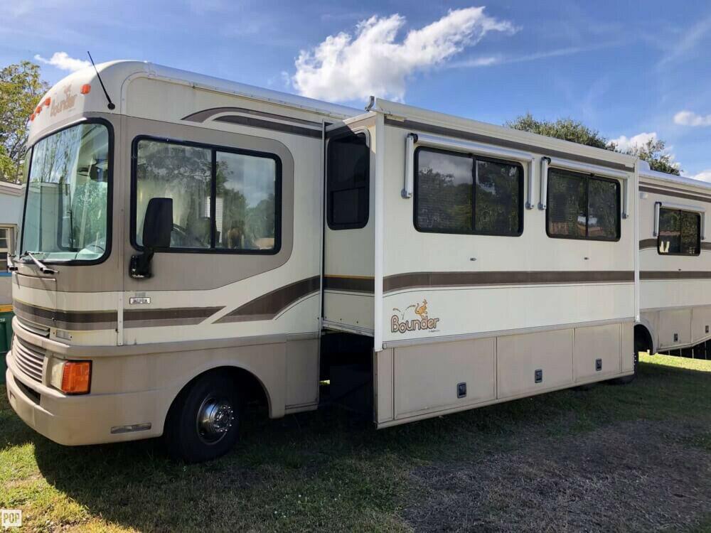 well equipped 1997 Fleetwood Bounder camper