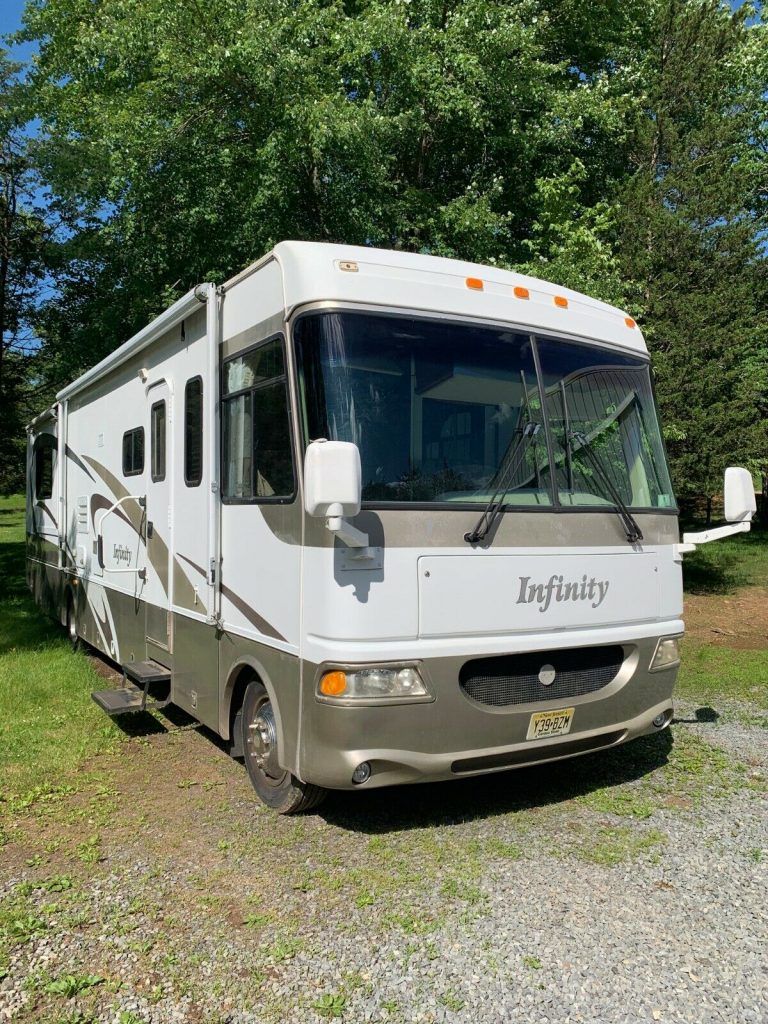 well serviced 2004 Thor Infinity Four Winds RV camper