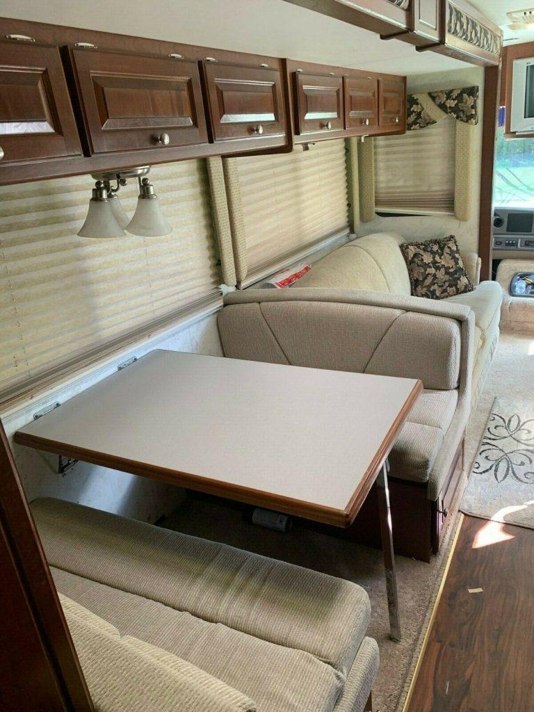 well serviced 2004 Thor Infinity Four Winds RV camper