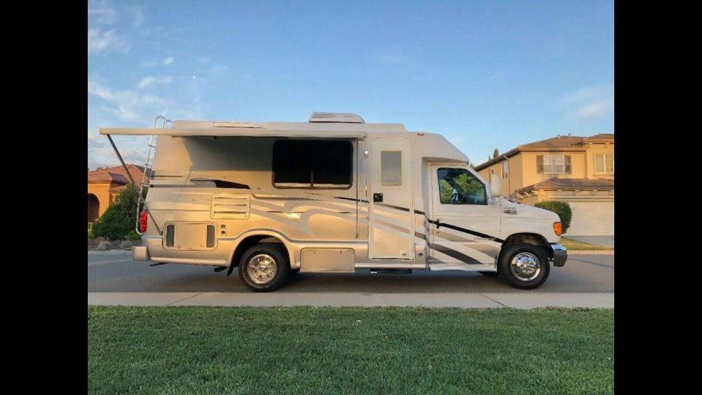 excellent shape 2005 Ford Chinook Motorhome 21′ camper