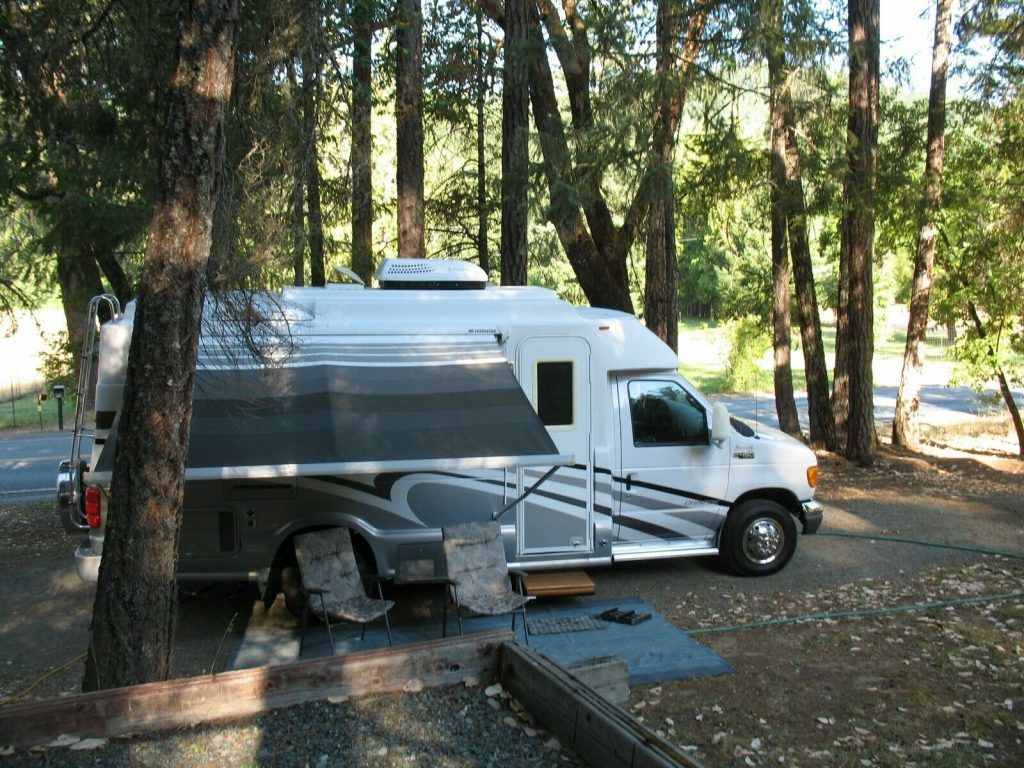 excellent shape 2005 Ford Chinook Motorhome 21′ camper