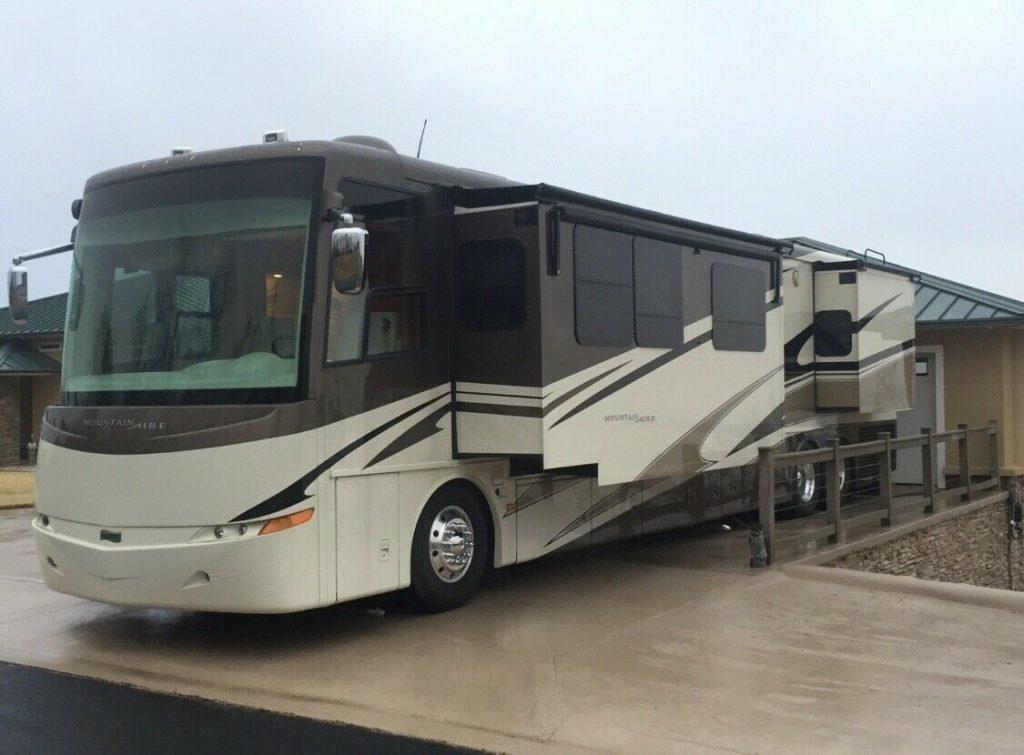low miles 2008 Newmar Mountain Aire camper