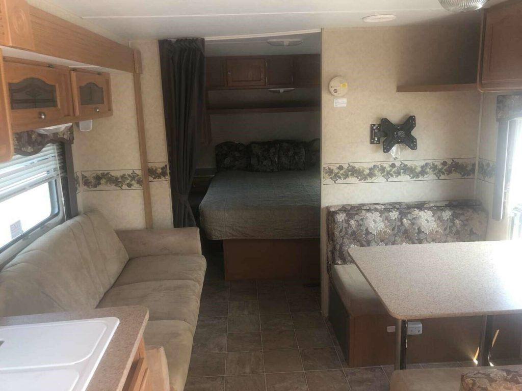 well equipped 2008 Dutchmen Lite 25CGS camper