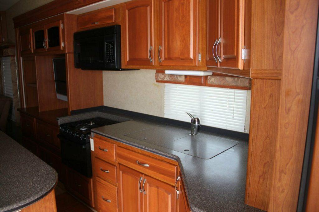 well equipped 2009 Holiday Rambler camper