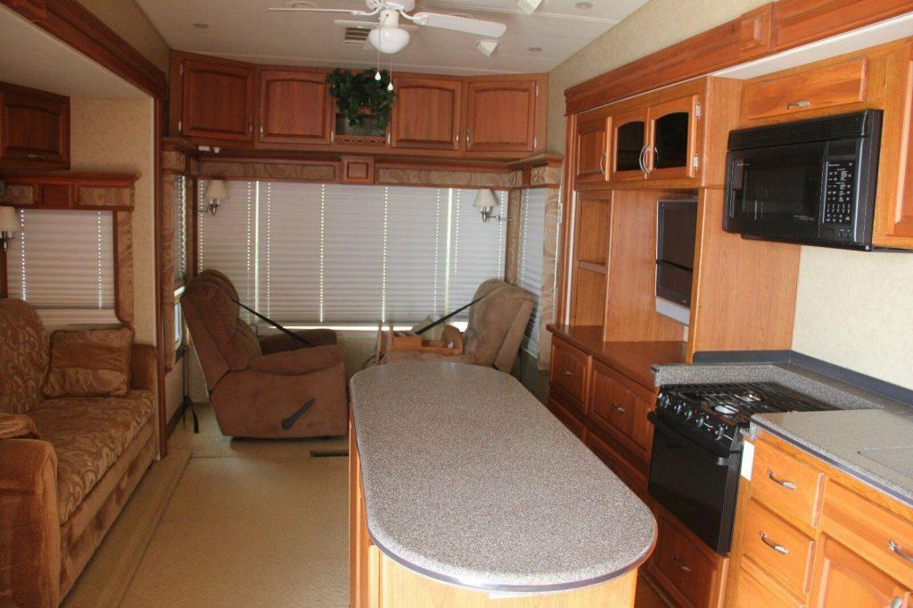 well equipped 2009 Holiday Rambler camper