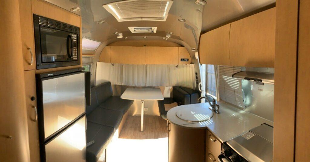 excellent shape 2015 Airstream Flying Cloud camper
