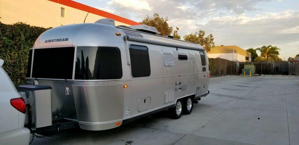 excellent shape 2016 Airstream Flying Cloud 25RB TWIN camper