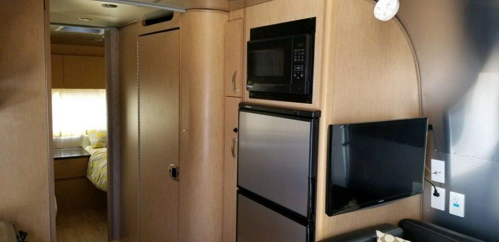 excellent shape 2016 Airstream Flying Cloud 25RB TWIN camper