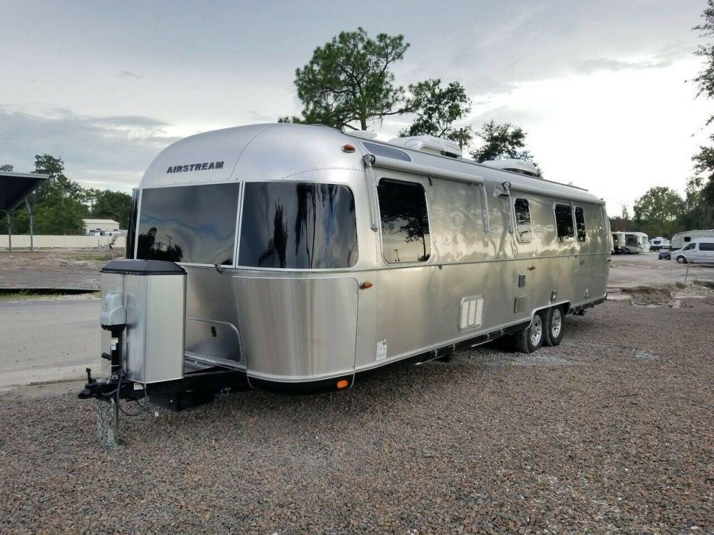 Meticulously maintained 2018 Airstream Classic 33FB camper