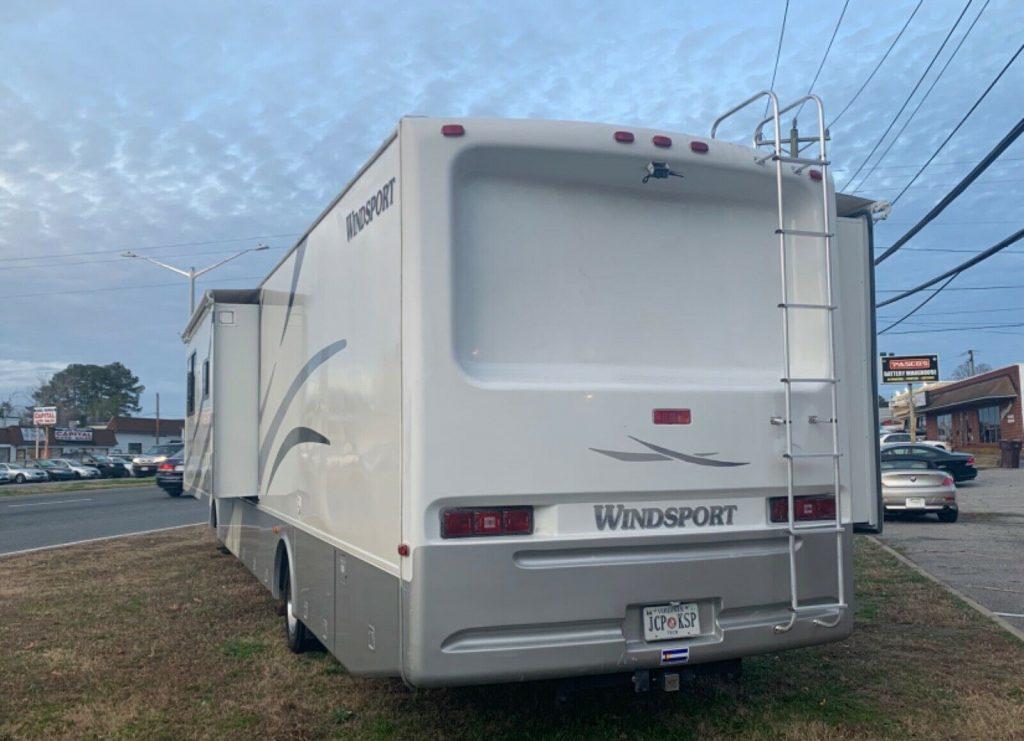 very well maintained 2003 Four Winds M 35D camper