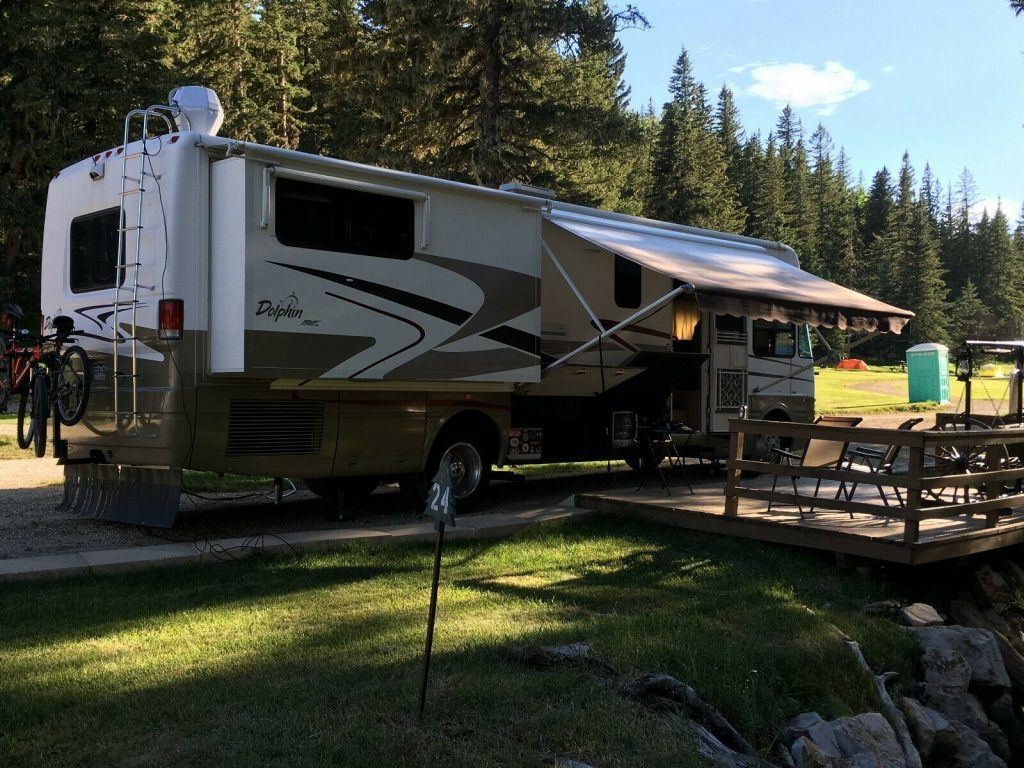 well maintained 2004 National Dolphin Heritage Edition camper