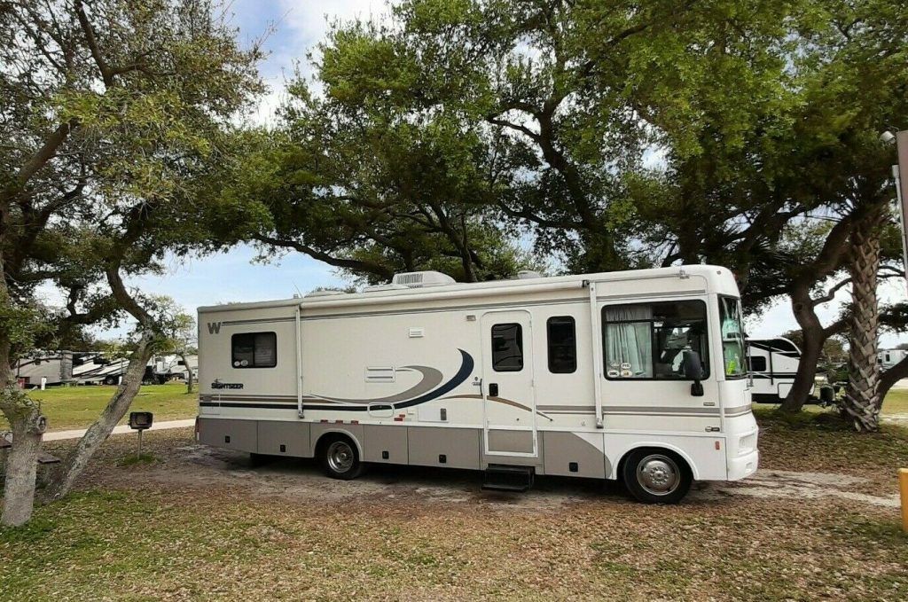 well maintained 2004 Winnebago Class A camper