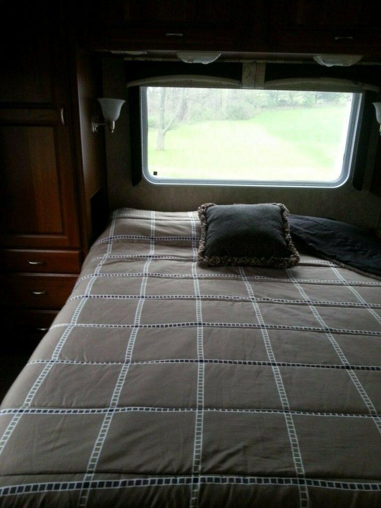 well equipped 2005 Holiday Rambler camper