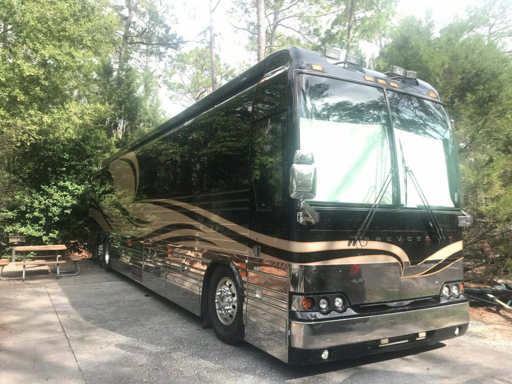 well maintained 2006 Prevost XLII camper
