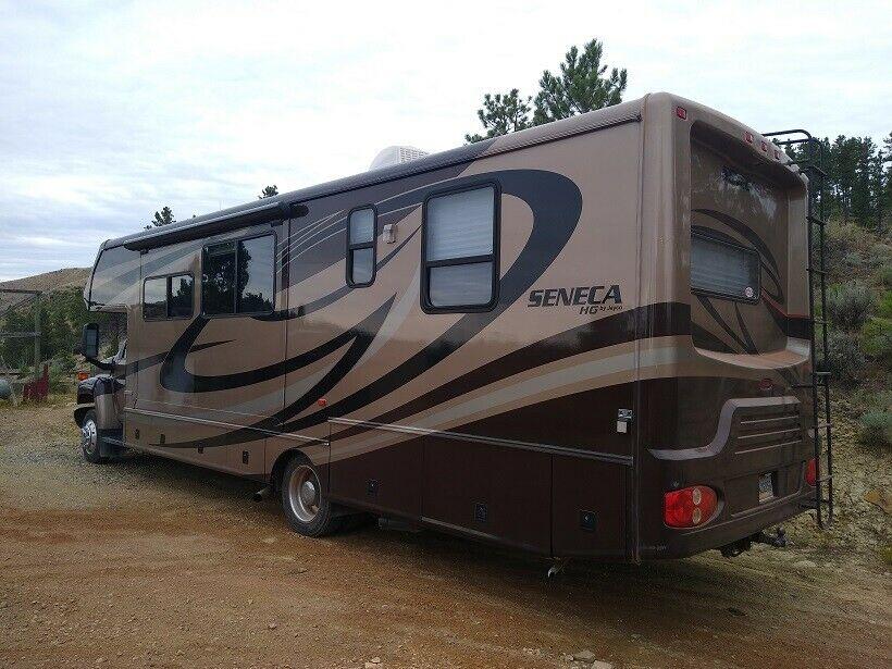 well equipped 2007 Jayco 33SS Seneca HG camper