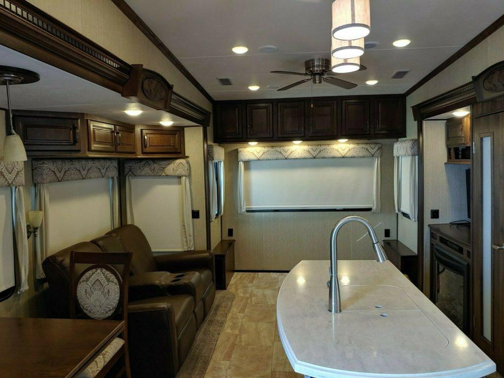well equipped 2016 Palomino Columbus Compass camper