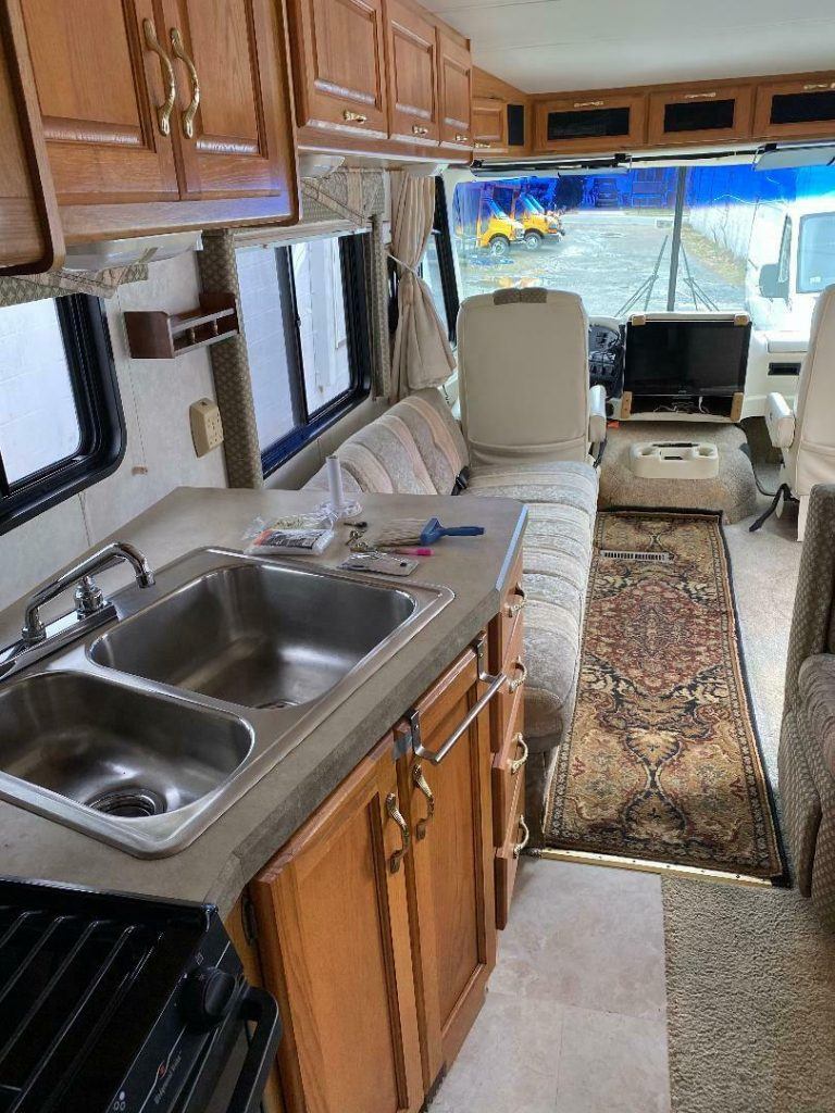 Very well maintained 2001 Holiday Rambler Vacationer camper