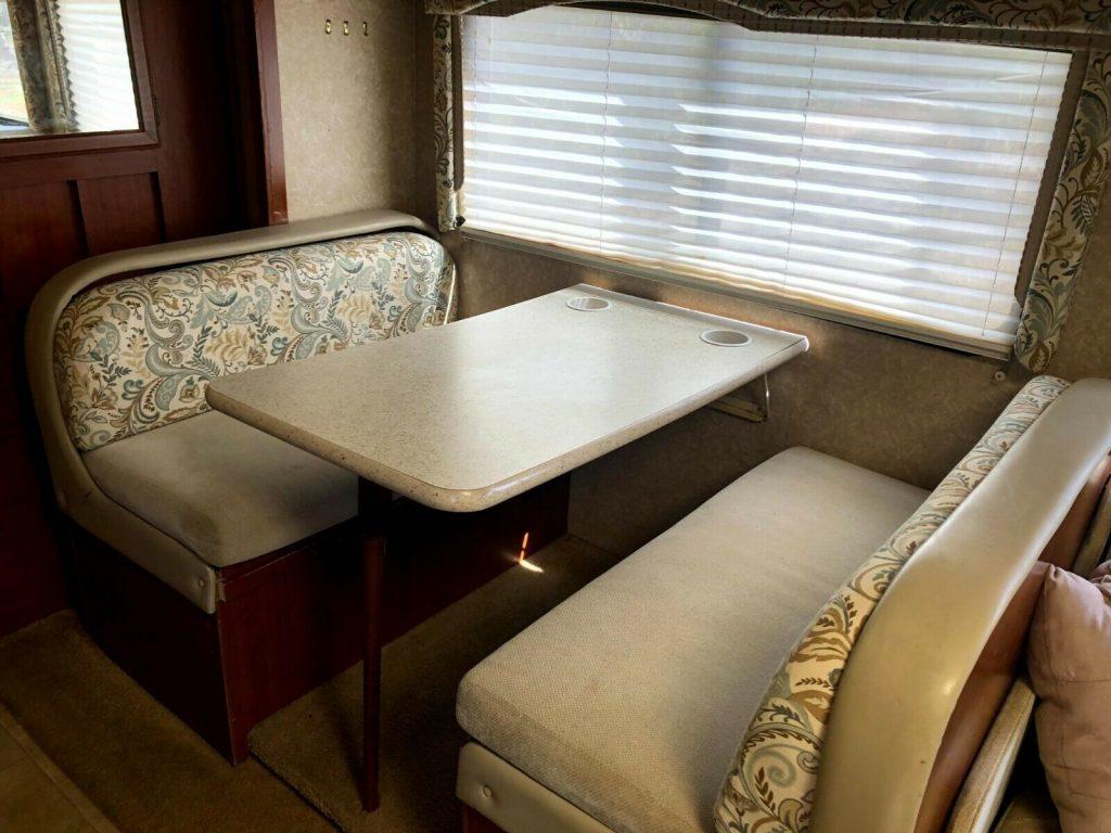 2011 Four Winds Chateau 31R camper [well equipped]