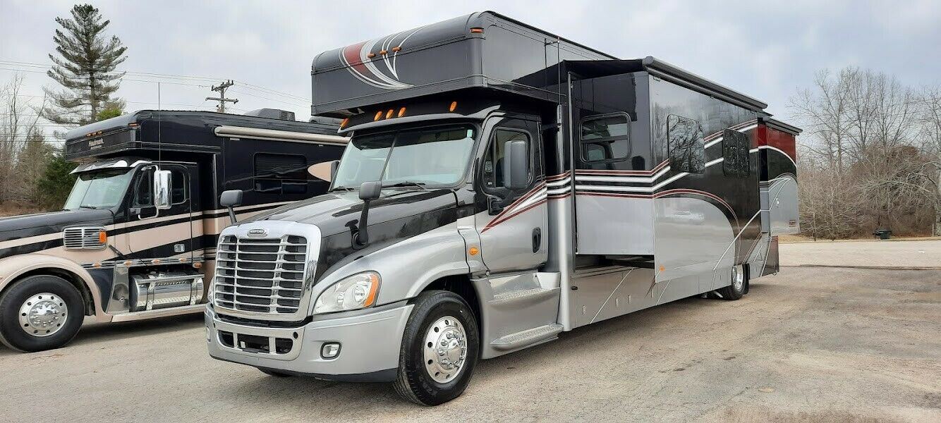 2014 Freightliner Cascadia Camper [loaded With Everything] For Sale